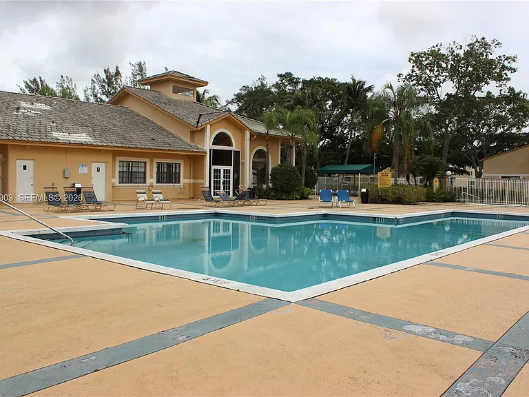 400 Palm Cir W #201 — Photo 36