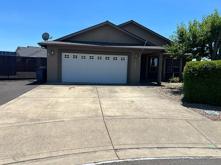 1460 Oxford Park Dr — Photo 2