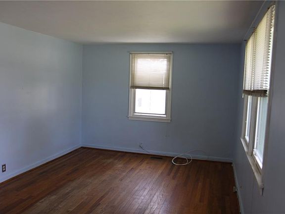 3rd image of 24 Parkwood Dr