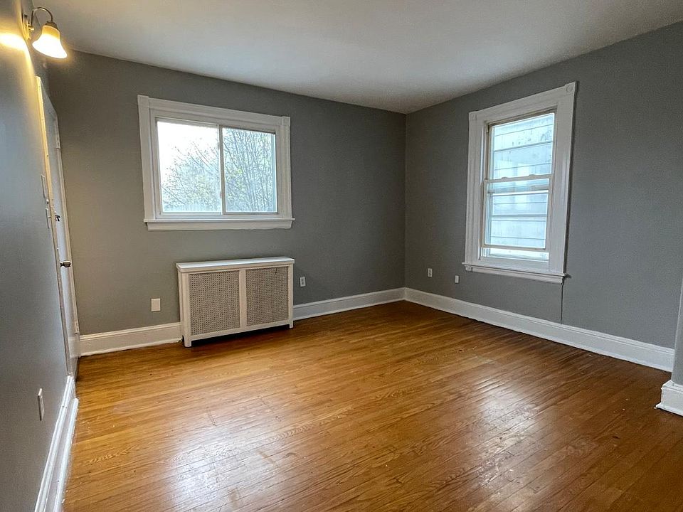 Third floor 1 BD 1 BA for $900/mo