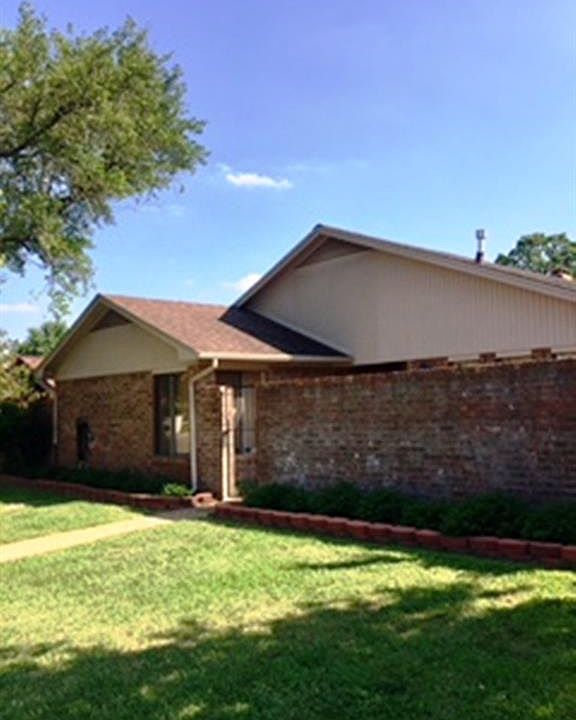 1st image of 2911 Broadmoor Dr