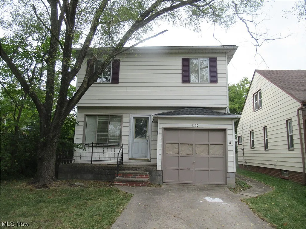 4190 Victory Blvd photo 1