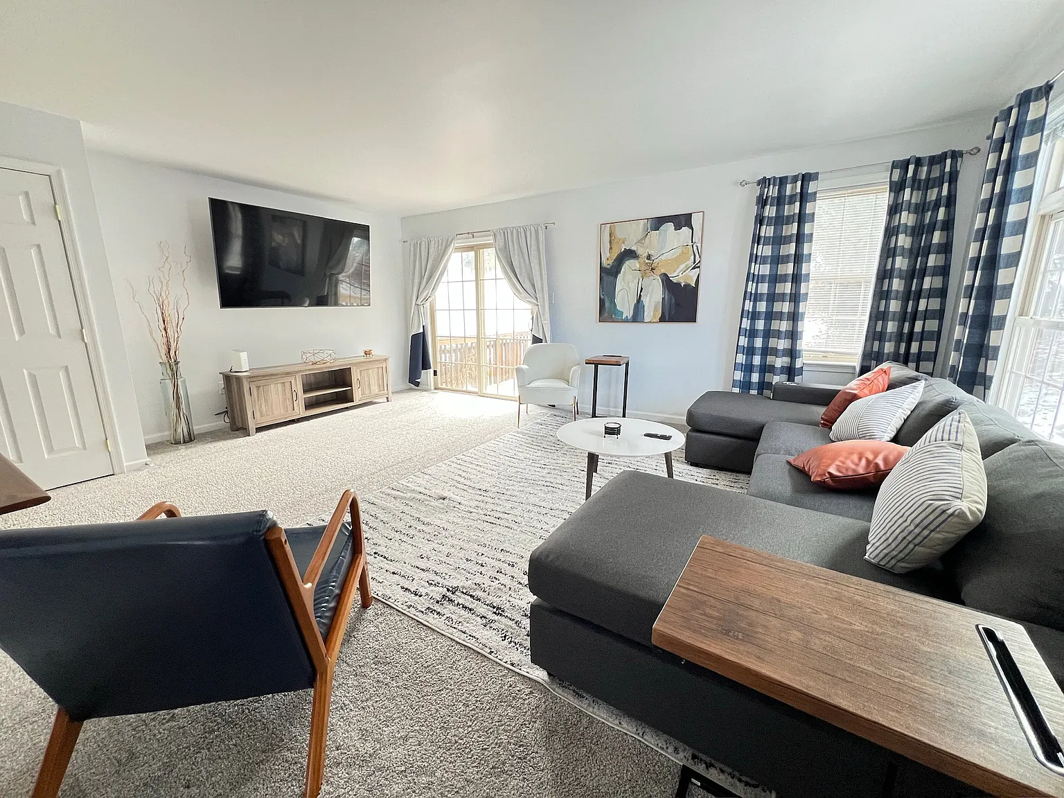 3 bed, 3.5 bath, 2000 sqft, $3,100 — Photo 3