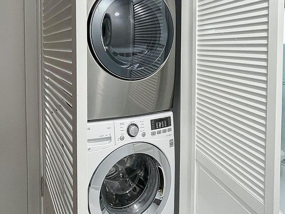 In-unit washer and dyer.