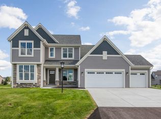 677 Twin Creek Dr, Dousman, WI 53118