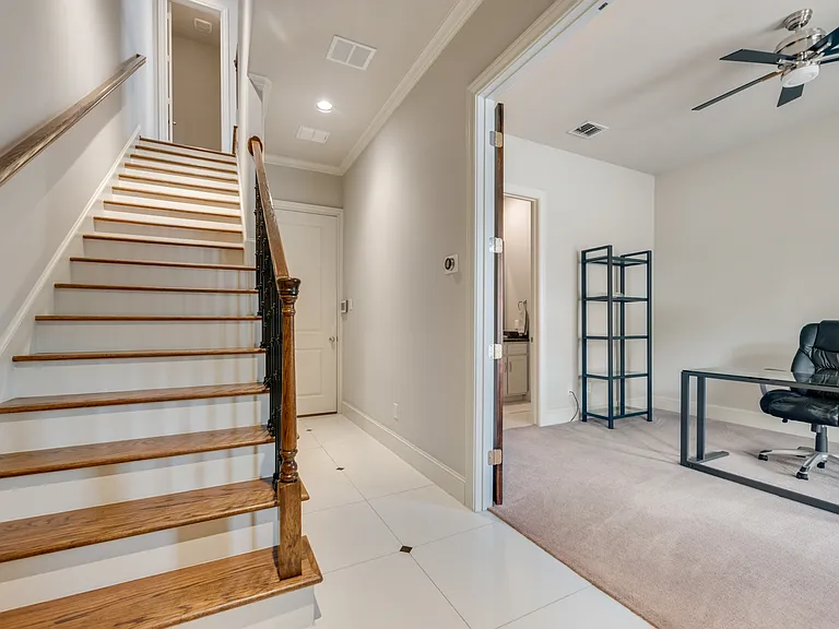 425 S Cesar Chavez Blvd — Photo 3