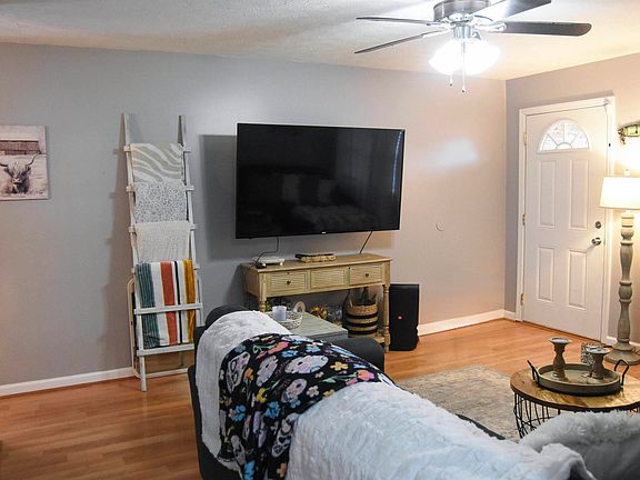 3rd image of 1508 Cloverdale Rd