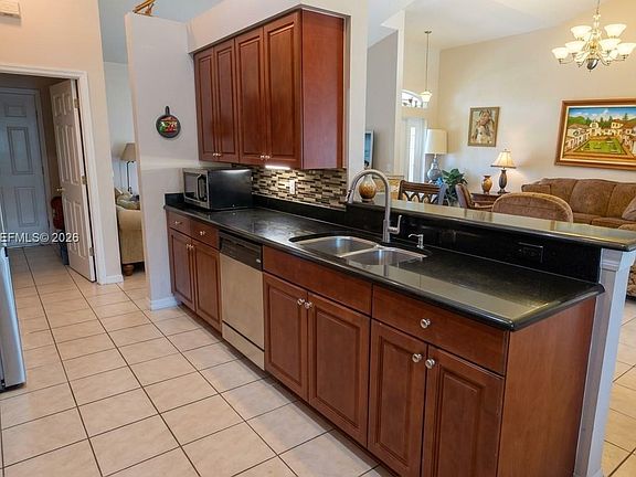4th image of 825 Costa Pl