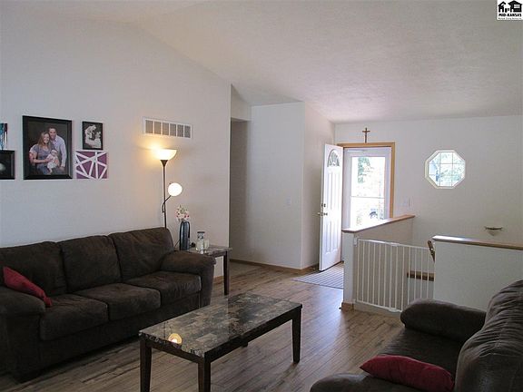 2nd image of 104 Brookview Ct