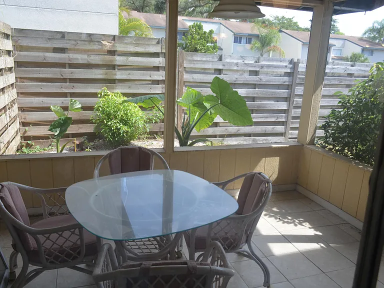 973 Whitman Dr — Photo 6