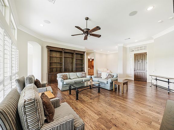 5th image of 9813 Cypress St
