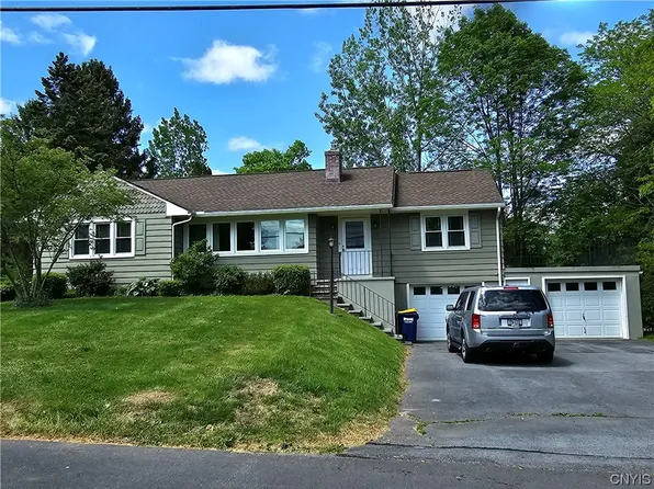 13 Colony Cir, Camillus, NY 13031