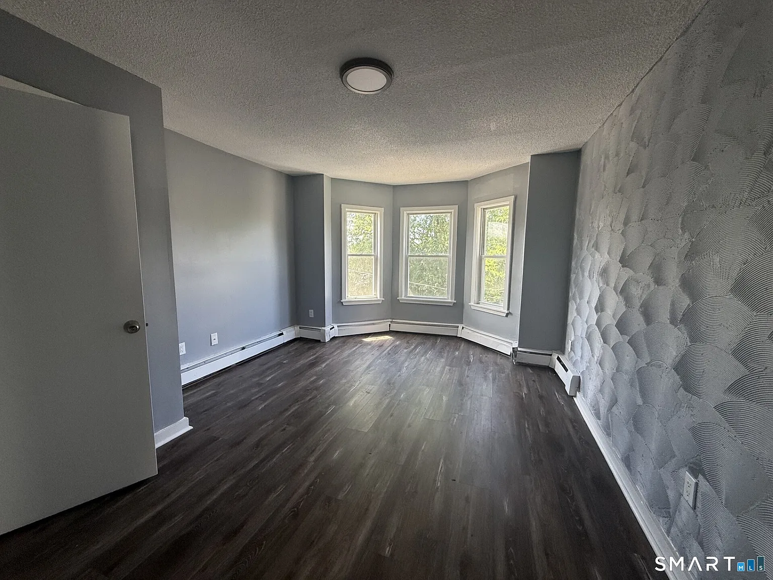3 bed, 1.0 bath, 3222 sqft, $1,600 — Photo 3