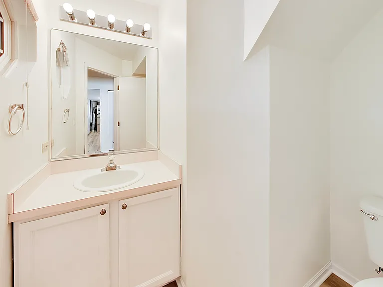312 E Tall Oaks Ln — Photo 8