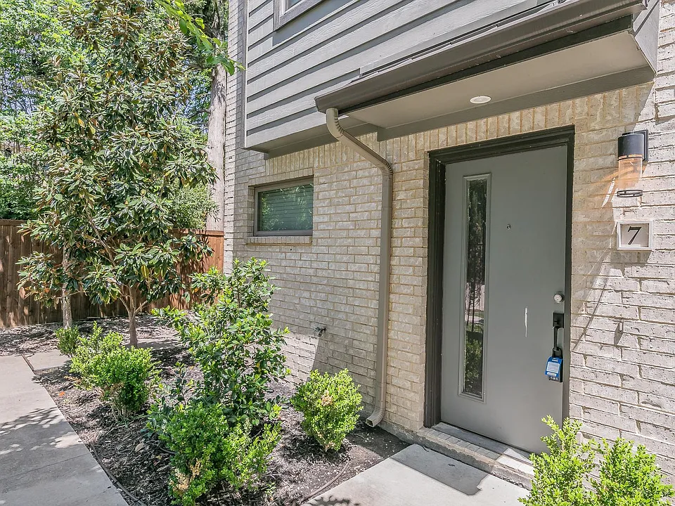5901 Ross Ave #7