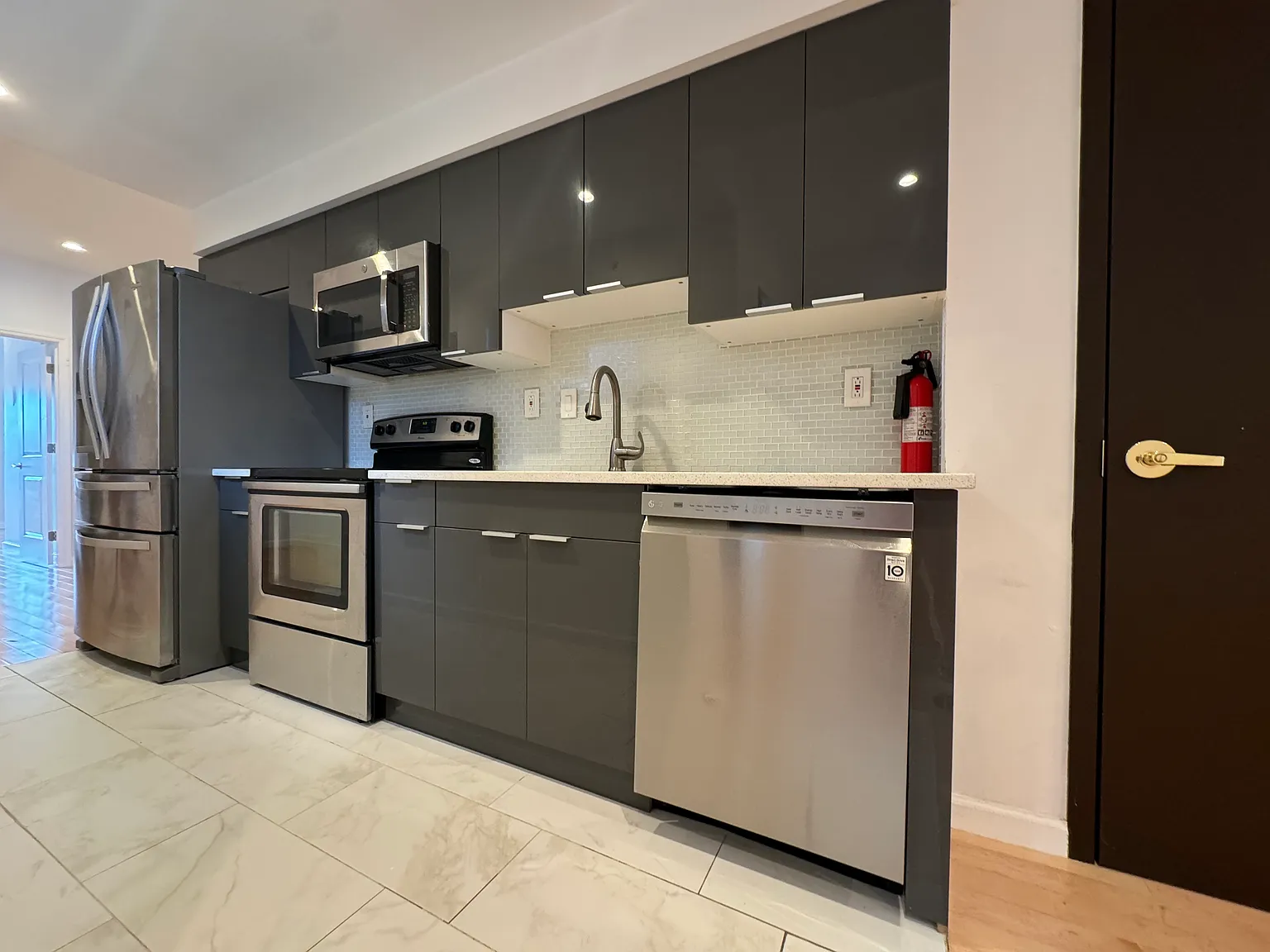 2 bed, 1100 sqft, $1,900 — Photo 3