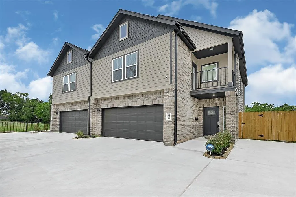 3 bed, 2.5 bath, 1832 sqft, $2,500 — Photo 1