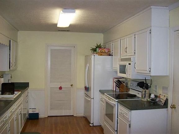 4th image of 1331 Woodlawn Cir
