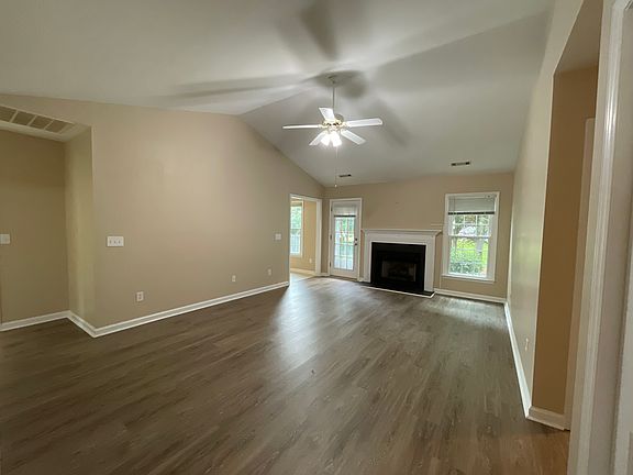 Main living area: 19'6" x 13'6"