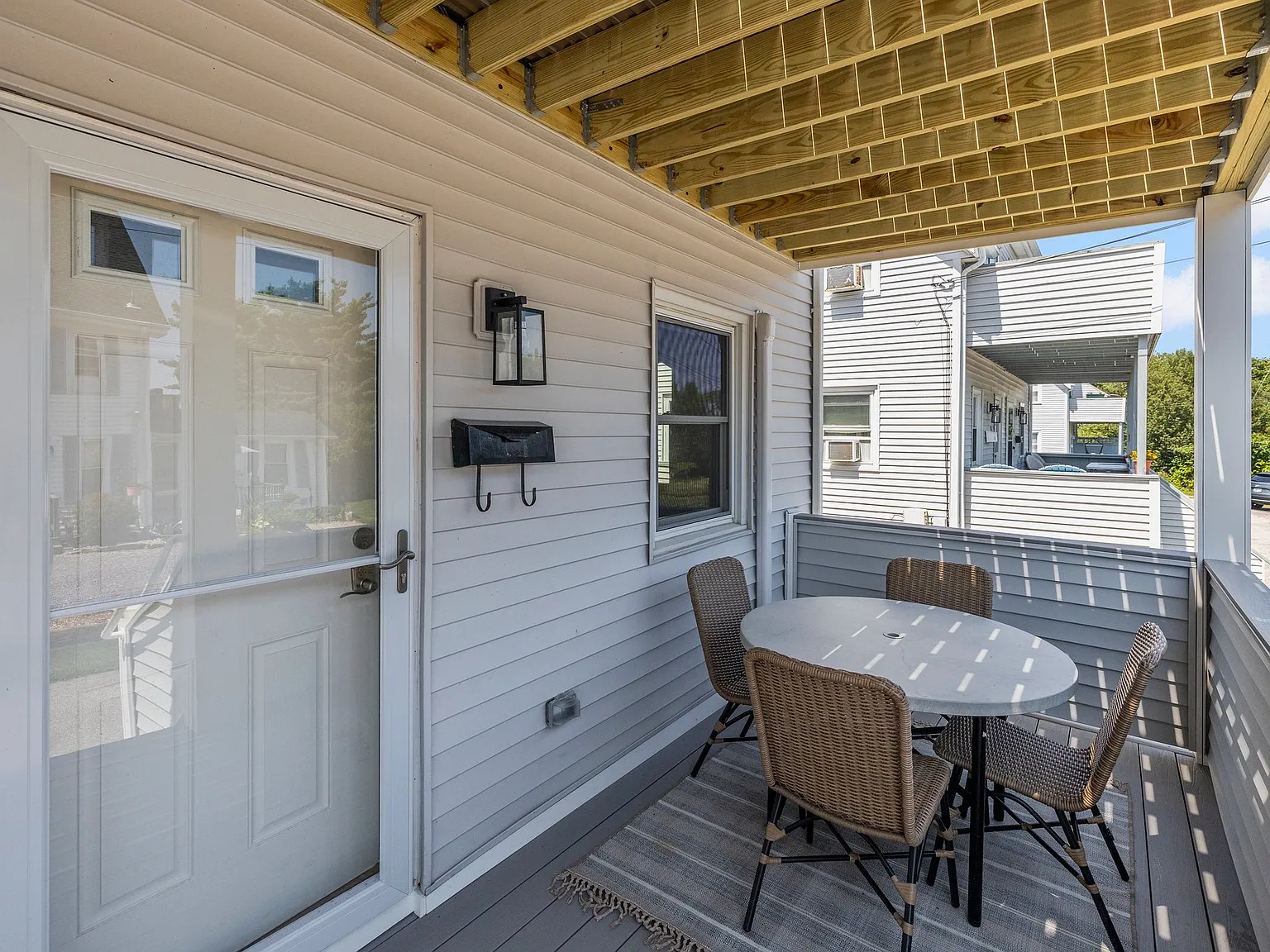 2 bed, 1.5 bath, 690 sqft, $2,200 — Photo 2