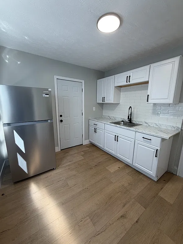 3 bed, 1.0 bath, 1268 sqft, $1,500 — Photo 4