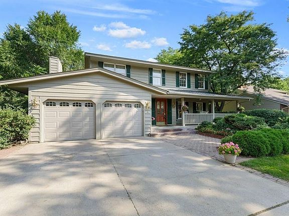 2nd image of 4 Knoll Ln