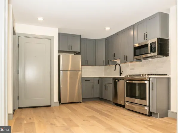 327 S 16th St #3R, Philadelphia, PA 19102