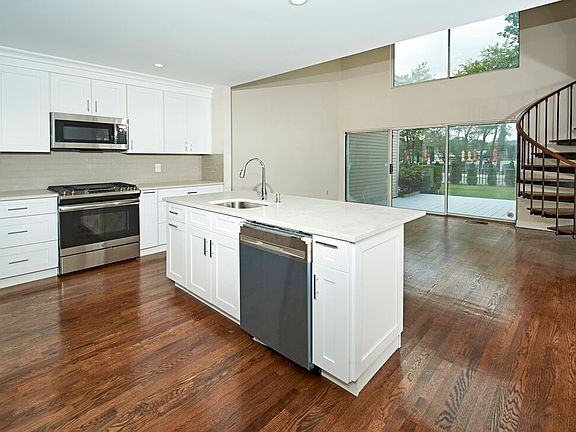 3rd image of 25 Waterside Close