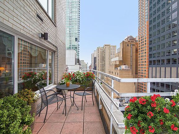 3rd image of 200 E 57th St APT 18K