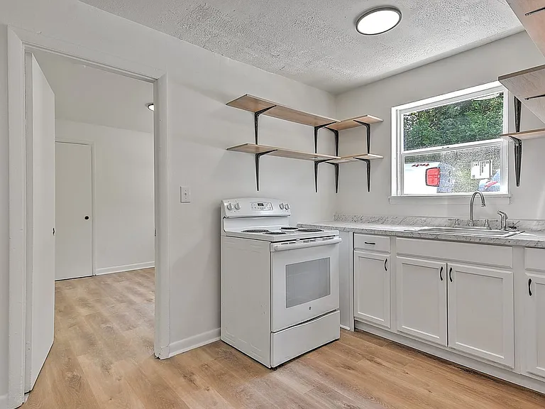 716 W G St — Photo 7