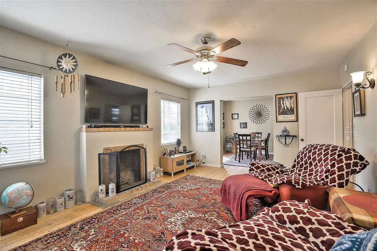 561 Simon St photo 1