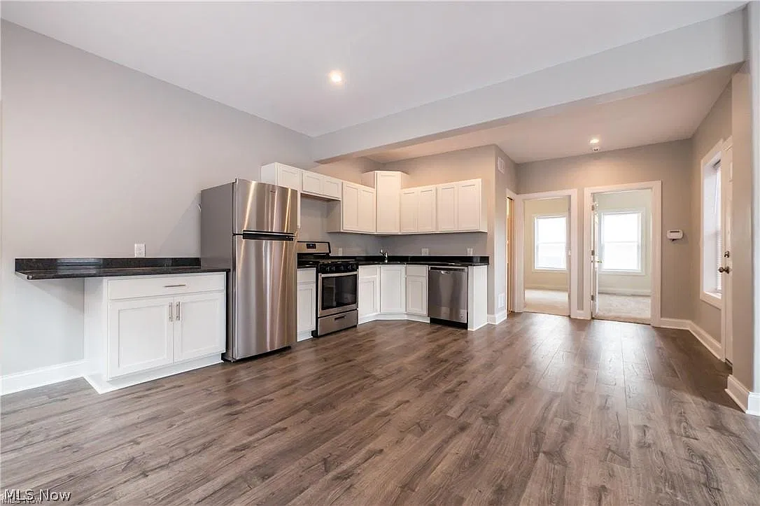 2 bed, 1.0 bath, 1000 sqft, $1,800 — Photo 2