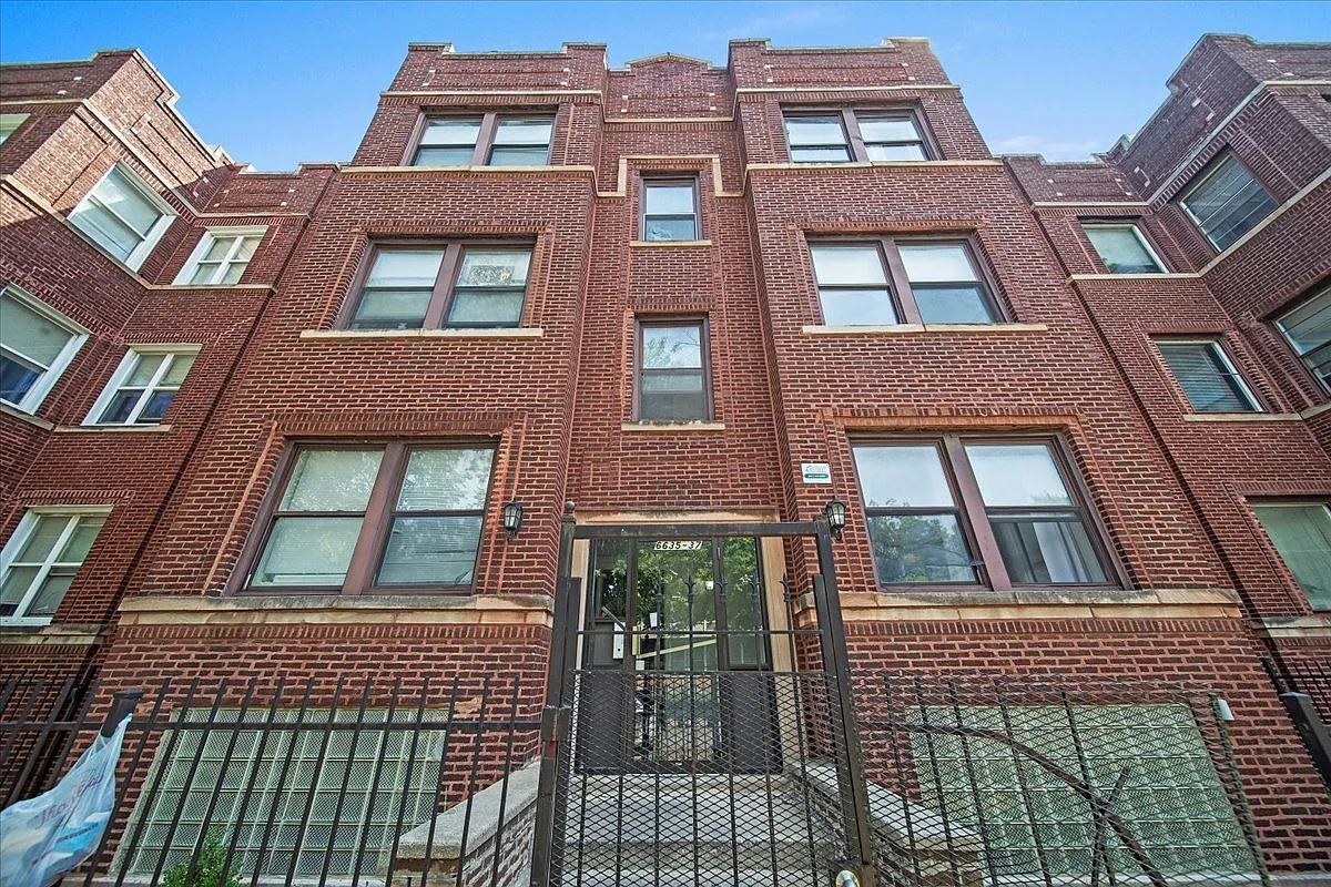 3 bed, 1050 sqft, $1,795 — Photo 1