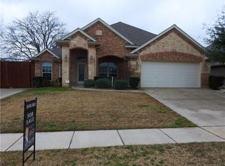 725 Willow Wood Dr, Saginaw, TX 76179