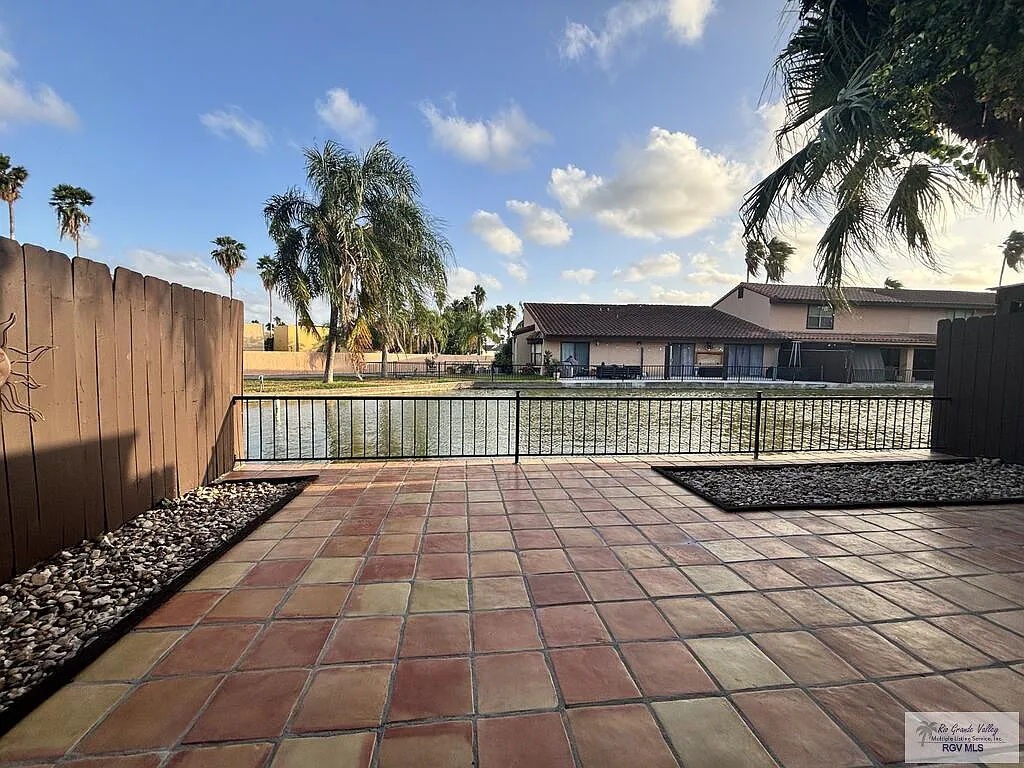 3 bed, 3.0 bath, 1980 sqft, $2,000 — Photo 2