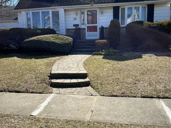 2 Yorkshire Road, New Hyde Park, NY 11040