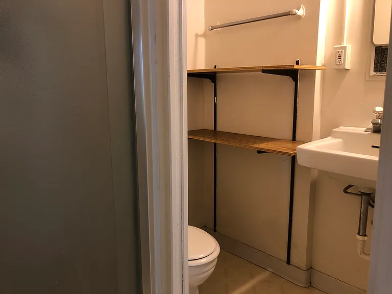 405 NE Campus St #4 — Photo 8