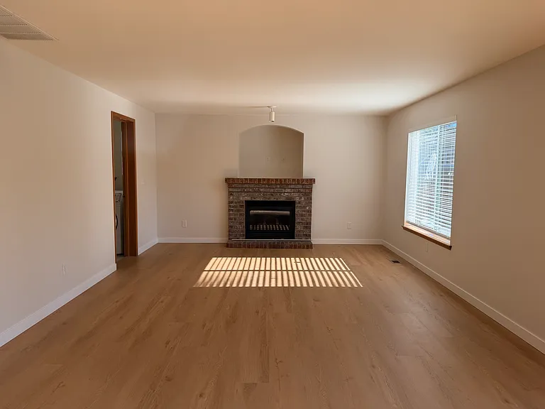 1819 Dayton Ave NE — Photo 6