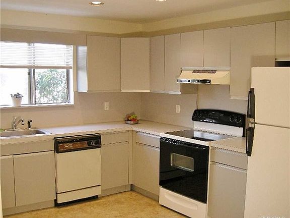 2nd image of 2 Cornwall Ln #B