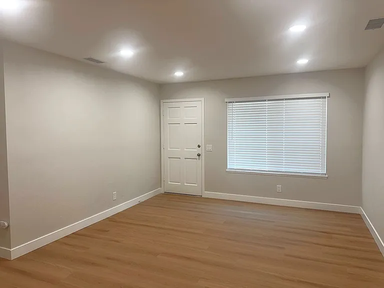 4950 Hancock St — Photo 5