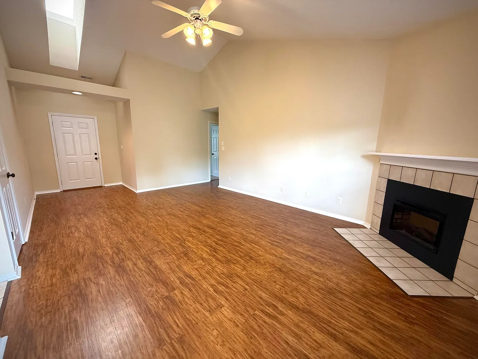 3 bed, 2.0 bath, 1451 sqft, $1,850 — Photo 3