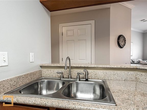 5th image of 3218 Veterans Memorial Pkwy APT 1102