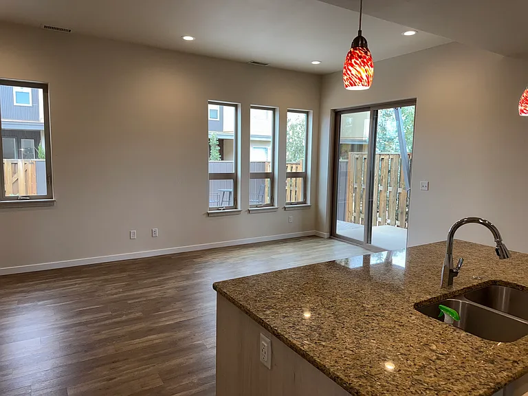 728 Oak St #L — Photo 9