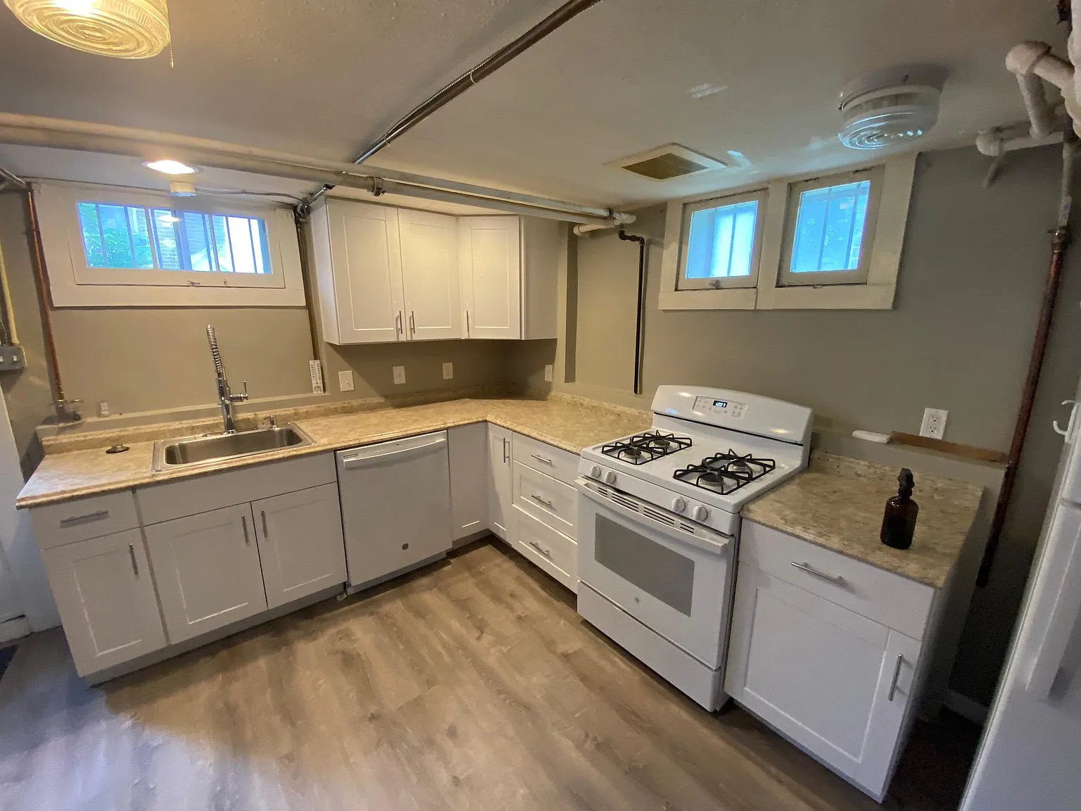1 bed, 750 sqft, $1,200 — Photo 2