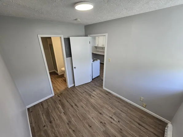 318 Walnut St APT 3, Pleasant Dale, NE 68423