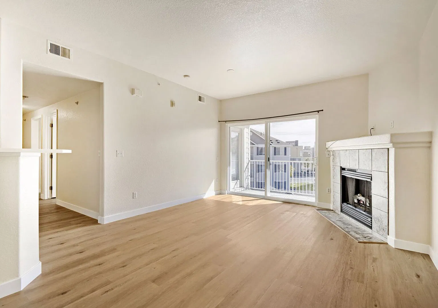 ** 3 bed, 2 bath Condo Near Jordan & Broncos Pkwy - 1 Car Detached Garage ** Must SEE ** — Photo 3