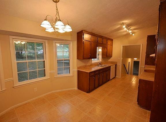 3rd image of 192 Holly Springs Ct