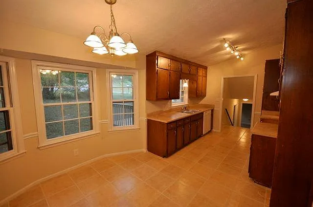 192 Holly Springs Ct — Photo 3