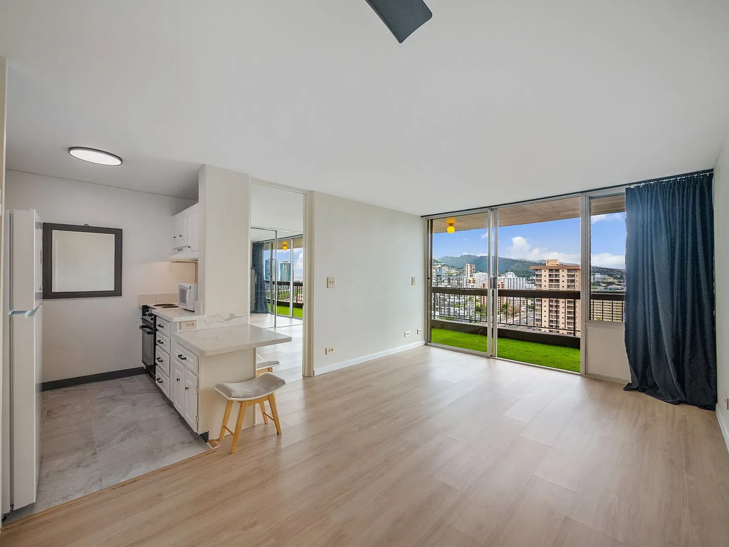 Remodeled Corner 1BR with Ocean & Diamond Head Views, W/D + Parking — Photo 2