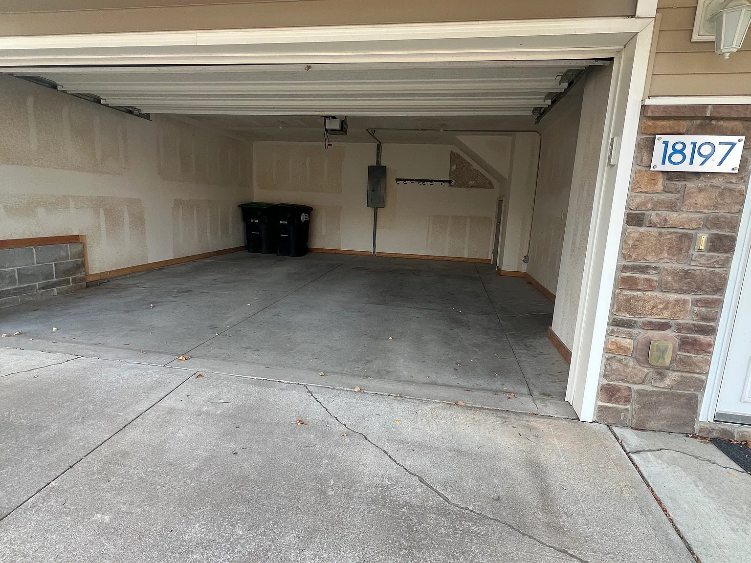 2 bed, 1056 sqft, $1,900 — Photo 2